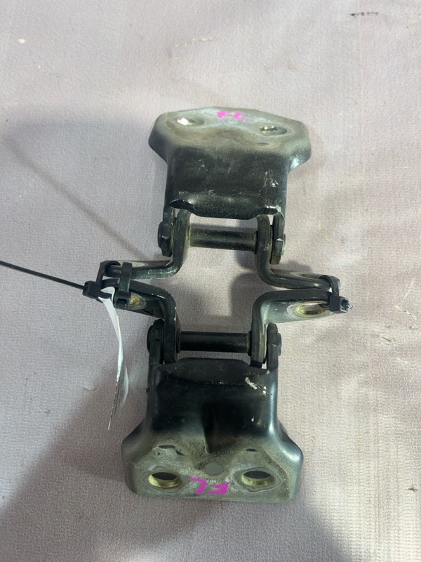 Петля двери Isuzu Bighorn UBS25GW 6VD1 1993 передняя левая (б/у)