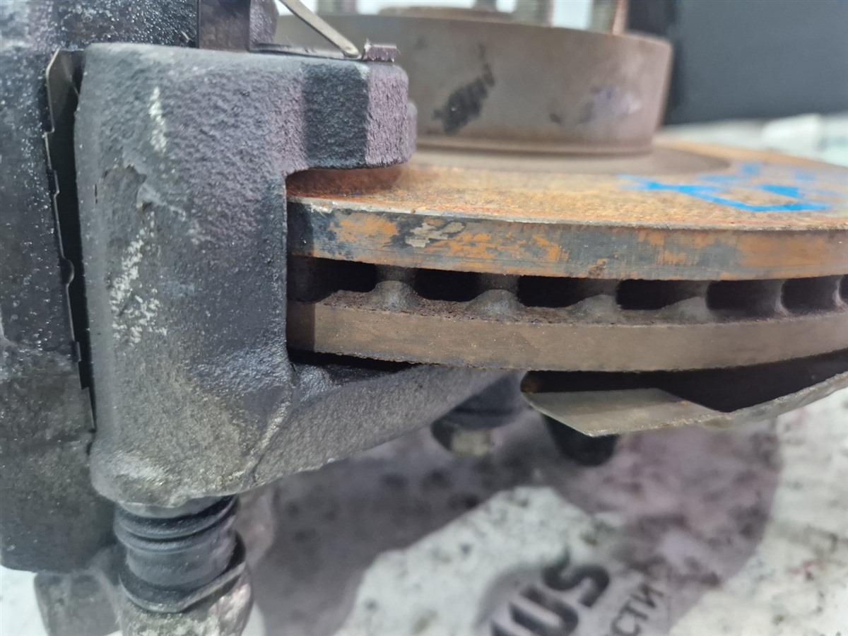 Ступица левая передняя для SUBARU EXIGA YA5 EJ205HBJME, 290mm, 290mm 2 ракурс Ступица левая передняя для SUBARU EXIGA YA5 EJ205HBJME, 290mm, 290mm 2 ракурс