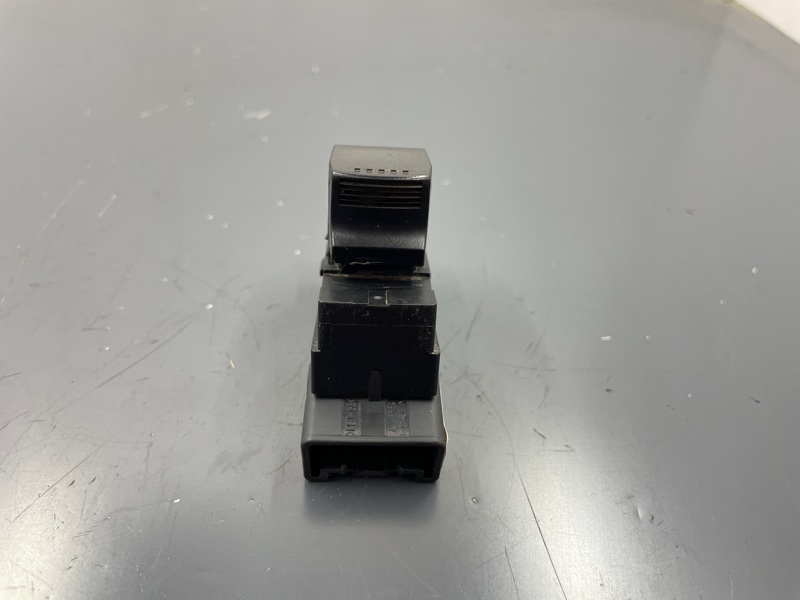 Кнопка стеклоподъемника передняя правая SX4 2010 M16A Кнопка стеклоподъемника передняя правая SX4 2010 M16A