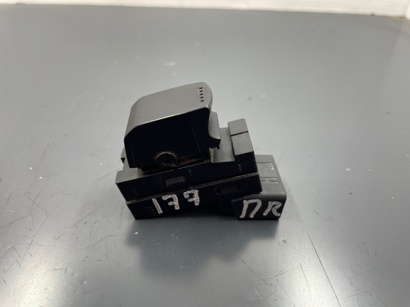 Кнопка стеклоподъемника передняя правая SX4 2010 M16A Кнопка стеклоподъемника передняя правая SX4 2010 M16A