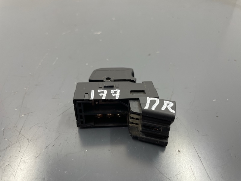 Кнопка стеклоподъемника передняя правая SX4 2010 M16A Кнопка стеклоподъемника передняя правая SX4 2010 M16A