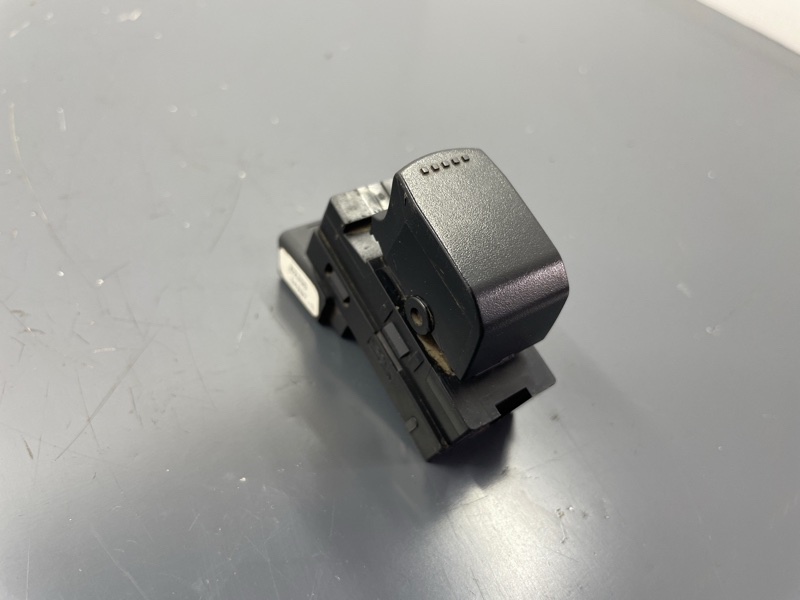 Кнопка стеклоподъемника задняя левая Suzuki SX4 M16A Кнопка стеклоподъемника задняя левая Suzuki SX4 M16A