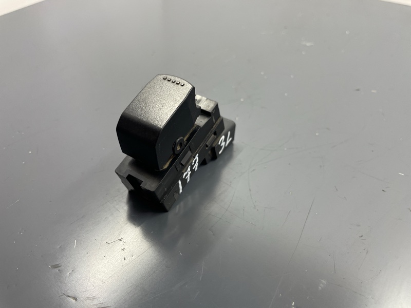 Кнопка стеклоподъемника задняя левая SX4 2010 M16A Кнопка стеклоподъемника задняя левая SX4 2010 M16A