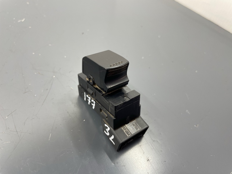 Кнопка стеклоподъемника задняя левая SX4 2010 M16A Кнопка стеклоподъемника задняя левая SX4 2010 M16A