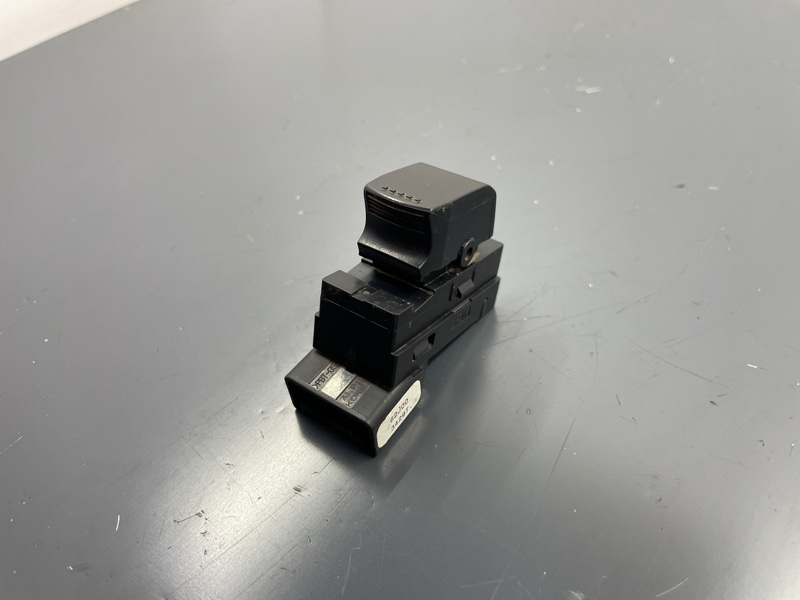 Кнопка стеклоподъемника задняя левая SX4 2010 M16A Кнопка стеклоподъемника задняя левая SX4 2010 M16A