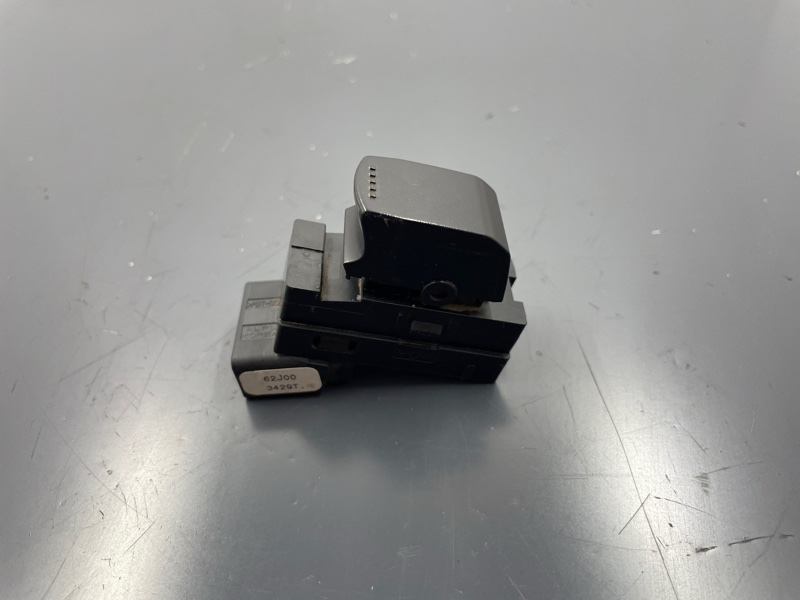 Кнопка стеклоподъемника задняя левая SX4 2010 M16A Кнопка стеклоподъемника задняя левая SX4 2010 M16A