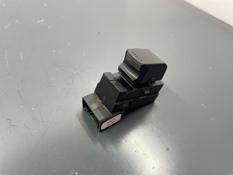 Кнопка стеклоподъемника задняя левая SX4 2010 M16A Кнопка стеклоподъемника задняя левая SX4 2010 M16A