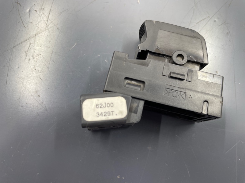 Кнопка стеклоподъемника задняя левая SX4 2010 M16A Кнопка стеклоподъемника задняя левая SX4 2010 M16A