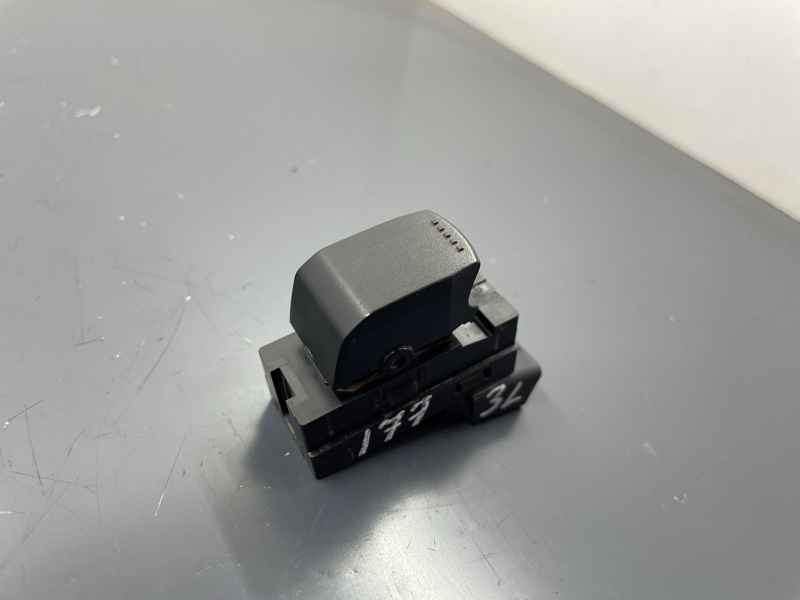 Кнопка стеклоподъемника задняя левая SX4 2010 M16A Кнопка стеклоподъемника задняя левая SX4 2010 M16A