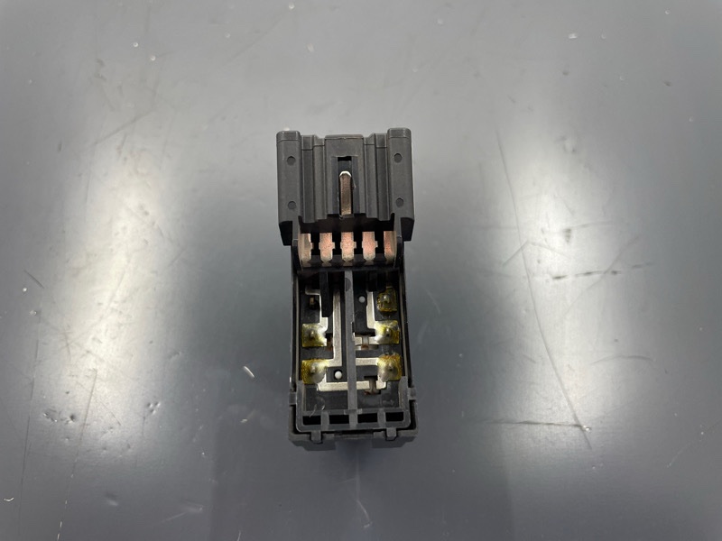 Кнопка стеклоподъемника задняя левая SX4 2010 M16A Кнопка стеклоподъемника задняя левая SX4 2010 M16A