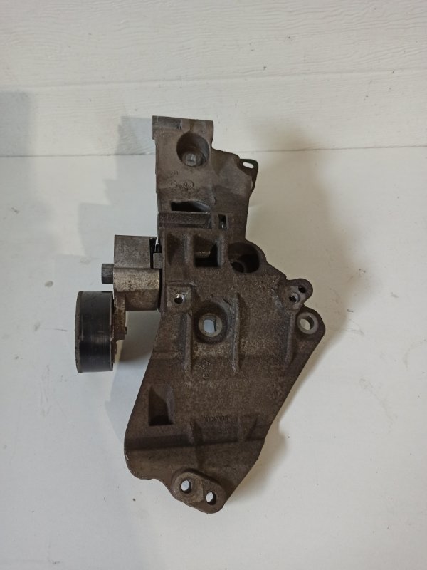 Запчасть кронштейн генератора Renault Duster 2017 HSA K9K 858 1.5 8200669494 Б/У Кронштейн генератора Renault Duster 2017 HSA K9K 858 1.5 8200669494 Б/У