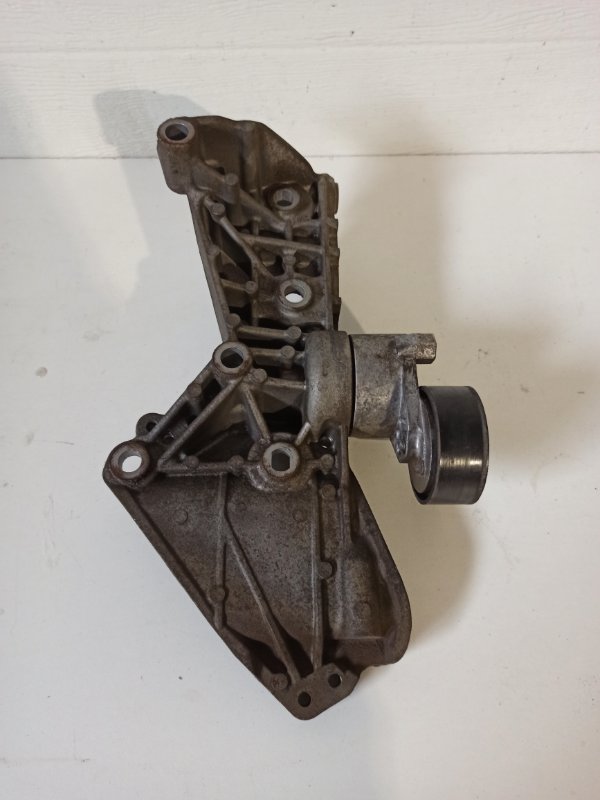 Кронштейн генератора Duster 2017 HSA K9K 858 1.5 Кронштейн генератора Duster 2017 HSA K9K 858 1.5