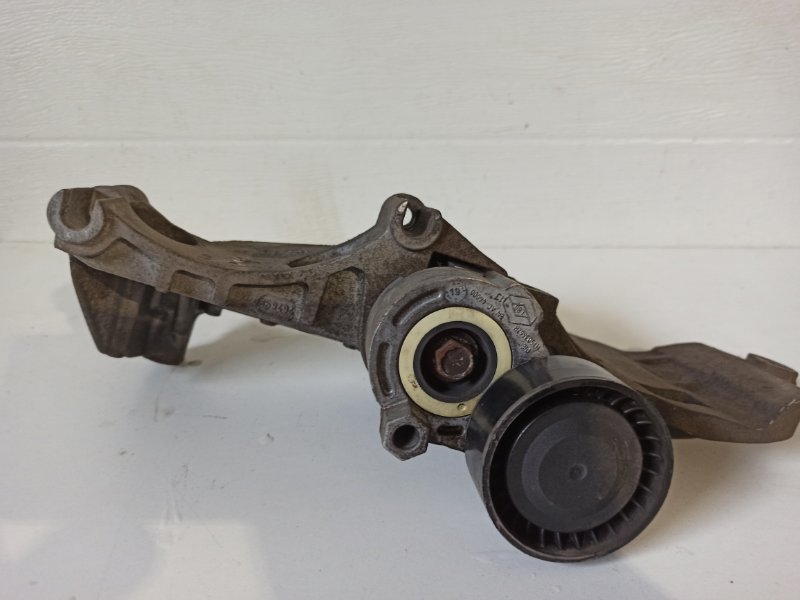 Кронштейн генератора Renault Duster HSA K9K 858 1.5 Кронштейн генератора Renault Duster HSA K9K 858 1.5