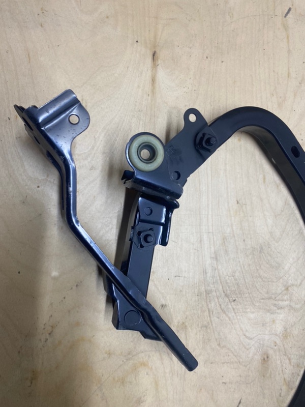 Петля крышки багажника задняя правая Toyota Camry V70