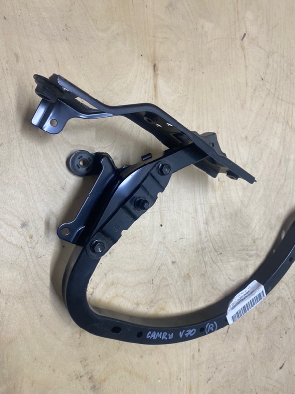 Петля крышки багажника задняя правая Camry 2018-2022 V70