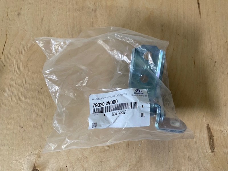 Петля двери передняя правая Hyundai Santa Fe 2019- 793202V000 новая