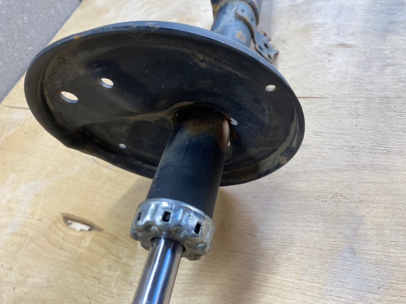 Стойка подвески передняя левая Rav 4 2000-2005 XA20 Стойка подвески передняя левая Rav 4 2000-2005 XA20