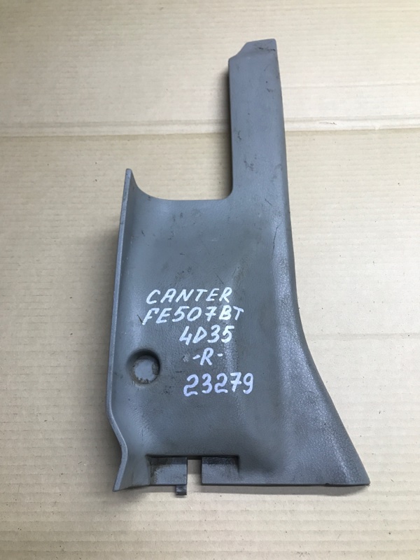 Накладка правая Mitsubishi Canter 1997 FE507ВТ 4D33 МС139533 Б/У