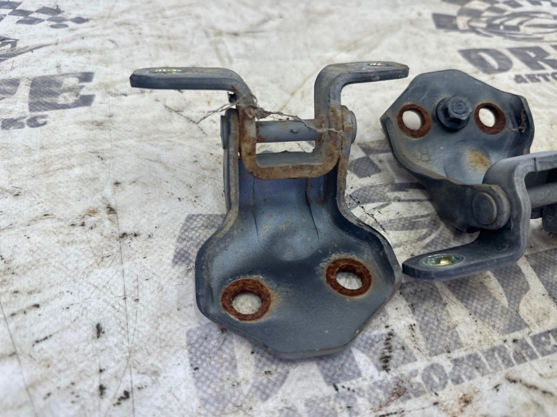 Петля двери передняя левая MAZDA MPV LW5W
