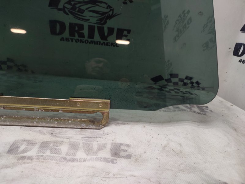 Стекло заднее правое Demio DW3W