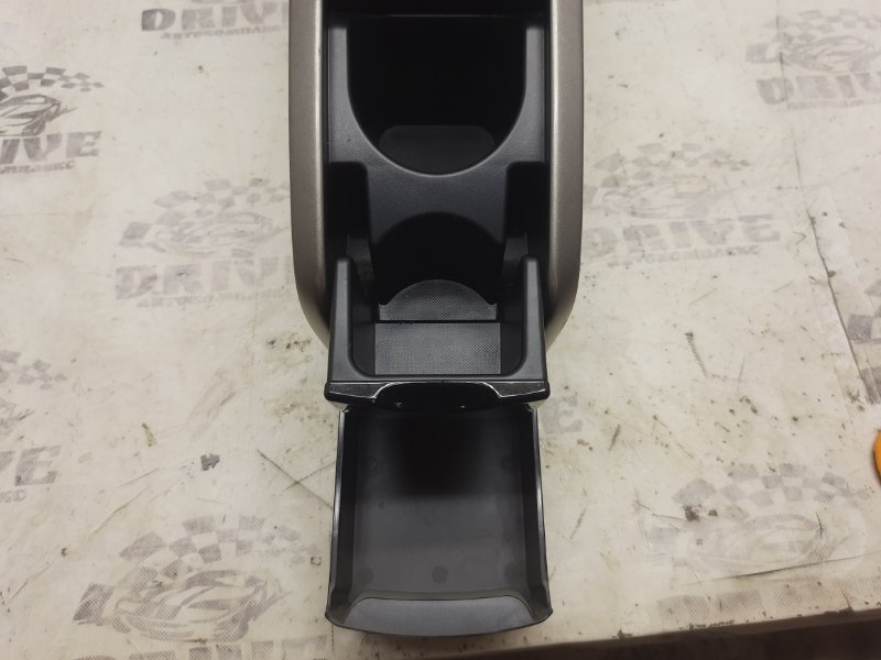 Бардачок между сиденьями TOYOTA PRIUS NHW20 1NZFXE