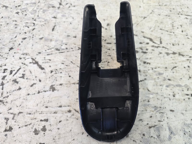 Заглушка крепления сиденья передняя правая SHUTTLE 2015 GP8 LEB