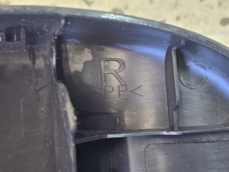 Заглушка крепления сиденья передняя правая SHUTTLE 2015 GP8 LEB