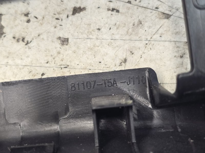 Заглушка крепления сиденья передняя правая SHUTTLE 2015 GP8 LEB