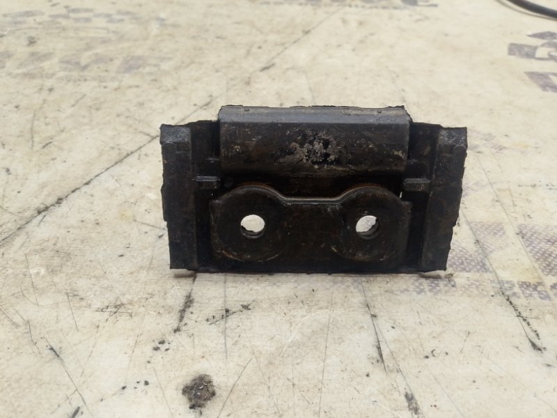 Петля замка багажника задняя E-Class W211