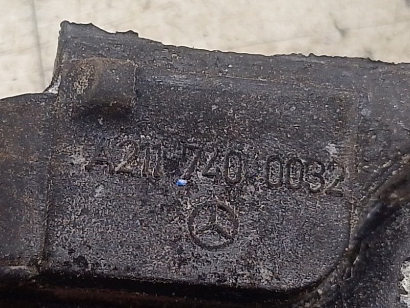 Петля замка багажника задняя Mercedes-Benz E-Class W211