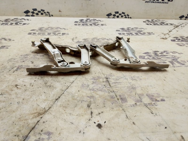 Петля капота передняя Mercedes-Benz E-Class W211