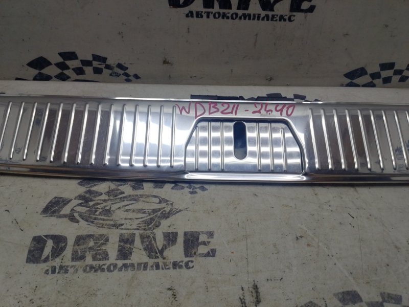 Накладка замка багажника задняя Mercedes-Benz E-Class W211