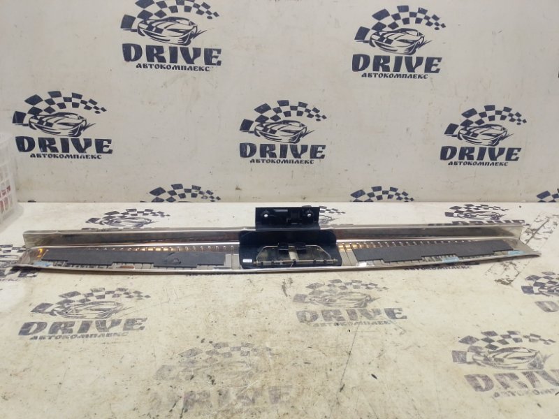 Накладка замка багажника задняя E-Class W211