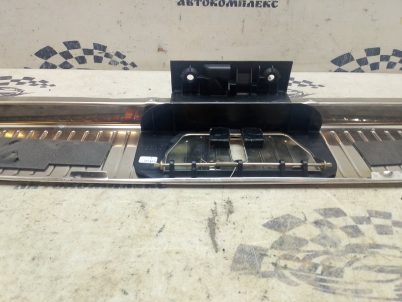 Накладка замка багажника задняя E-Class W211