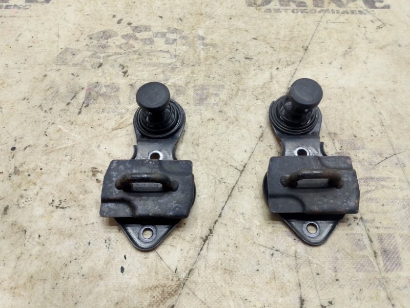 Петля замка капота передняя Mercedes-Benz E-Class W211 a2118800360 контрактная