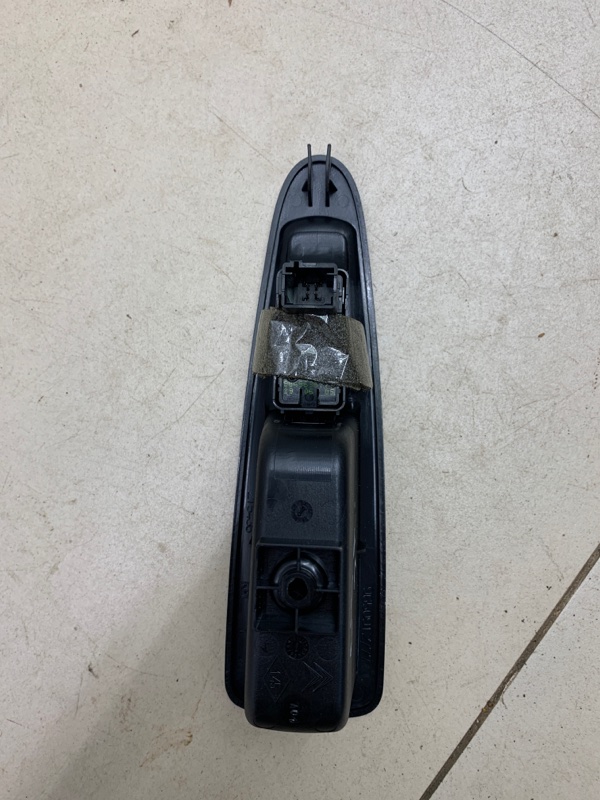 Кнопка стеклоподъемника задняя левая C4 2005 5dr хэтчбек 2.0i 16v 138