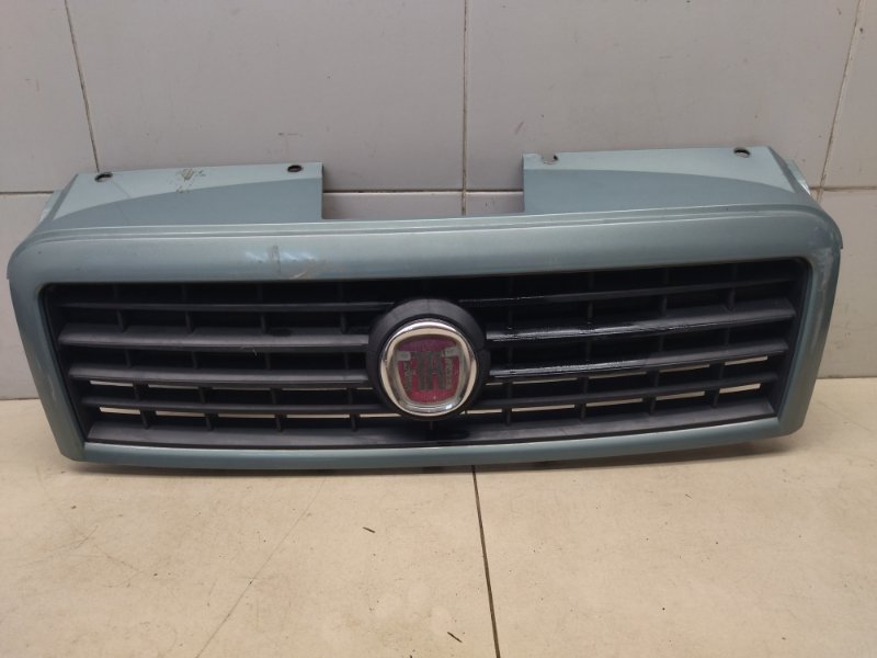 Решетка радиатора Fiat Doblo 2008 1300см diesel 75лс 735395576 Б/У