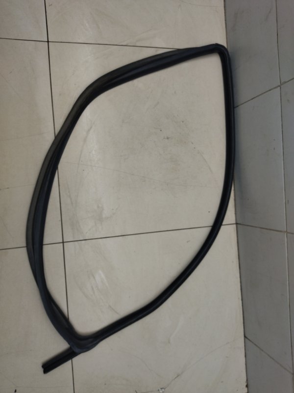 Уплотнитель стекла передний левый Doblo 2008 1300см diesel 75лс Уплотнитель стекла передний левый Doblo 2008 1300см diesel 75лс