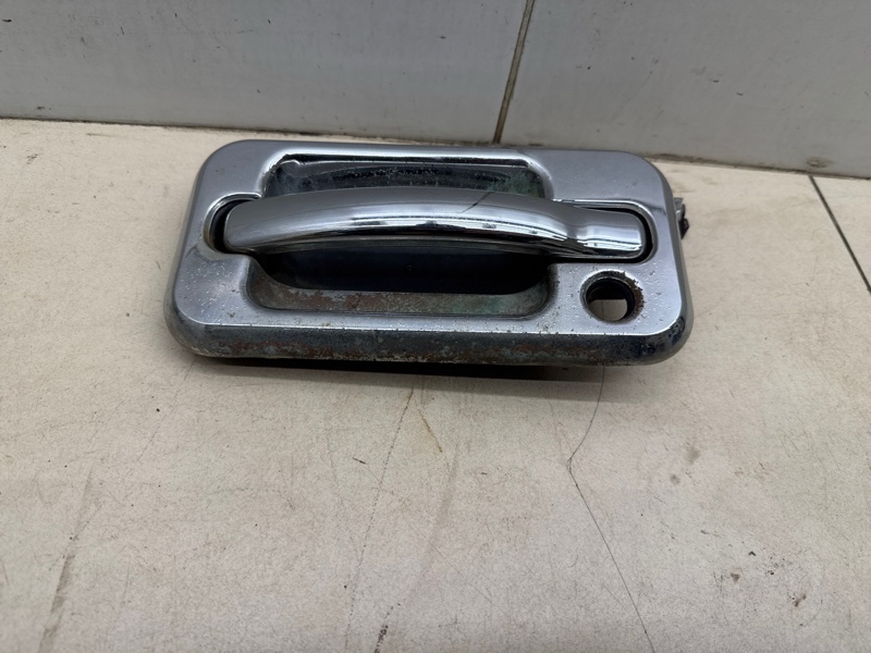 Ручка двери передняя левая H2 05-09