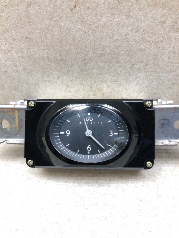 Часы в торпедо fx35 2003