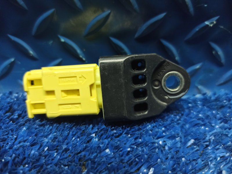 Запчасть датчик удара Toyota Camry V40 8983106010 контрактная Датчик удара Toyota Camry V40 8983106010 контрактная