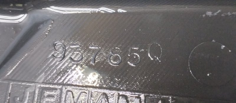 Уплотнитель крыла правый Grand Cherokee WK2