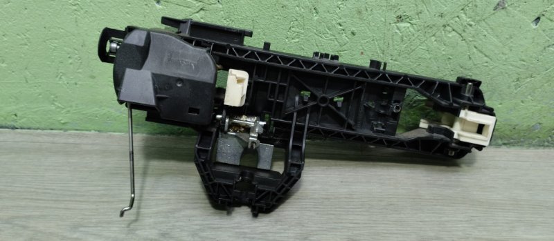 Кронштейн ручки двери передний левый Mercedes C W204 A2047602334 контрактная