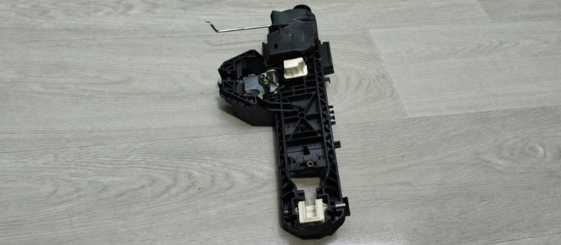 Кронштейн ручки двери передний левый C W204