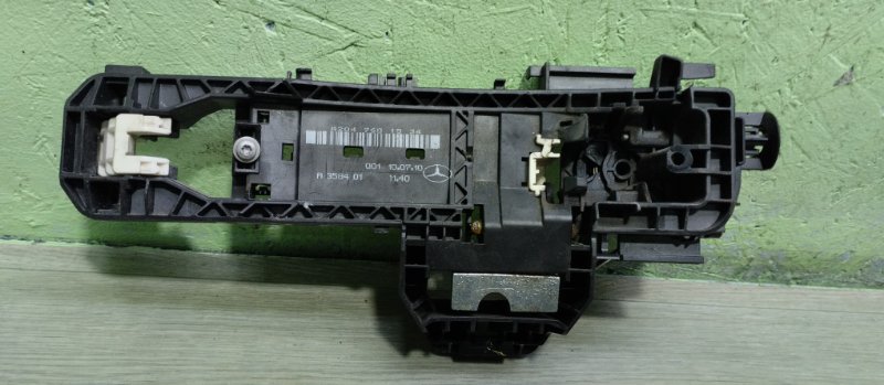Кронштейн ручки двери передний левый C W204