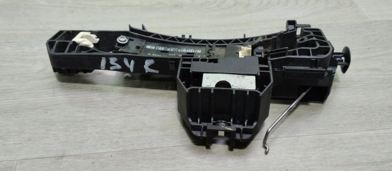 Кронштейн ручки двери передний левый C W204