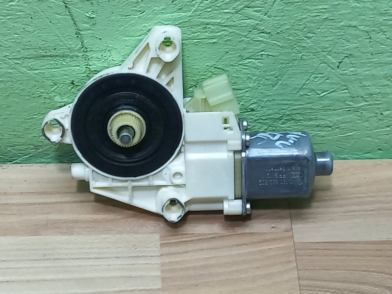Мотор стеклоподъемника передний правый Mercedes C W204 A2048200242 контрактная