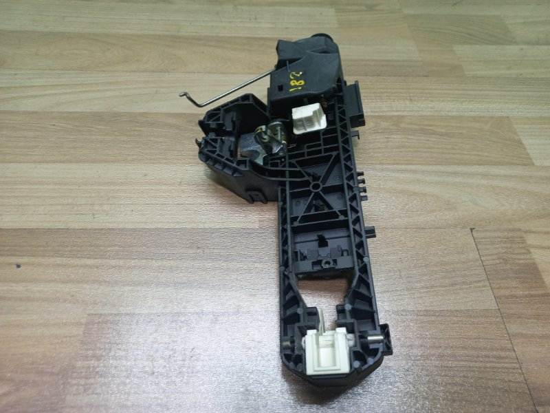 Кронштейн ручки двери передний левый E W212