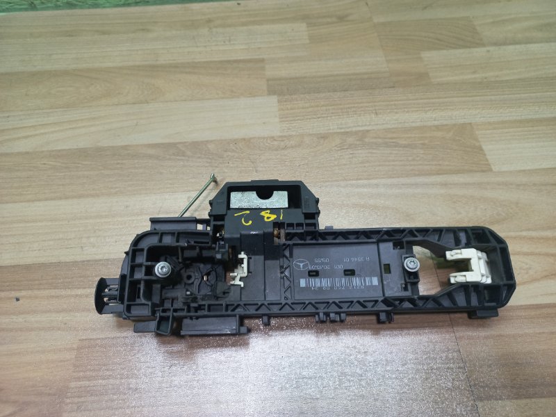 Кронштейн ручки двери передний левый E W212