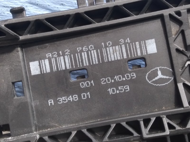 Кронштейн ручки двери задний левый E W212